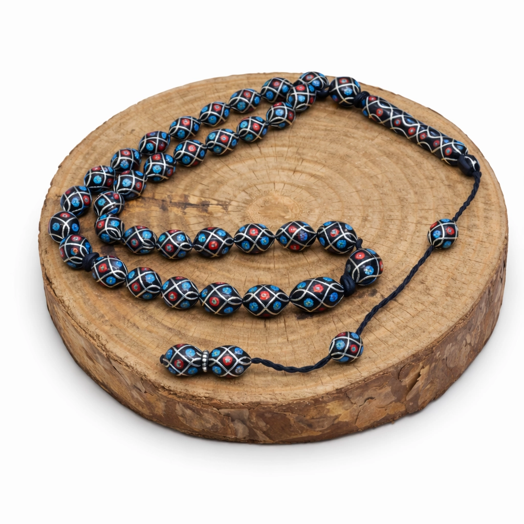 Gök ve Mercan Ezgisi – Gümüş İşlemeli Erzurum Oltu Taşı Tesbih Gümüş işlemeli Erzurum oltu taşı tesbih, firuze ve mercan detaylı el işçiliği model